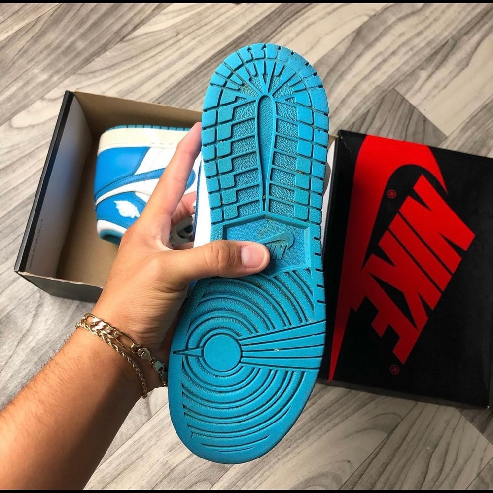 NIKE UNC KIDS 6.5 OR WOMANS 8/8.5